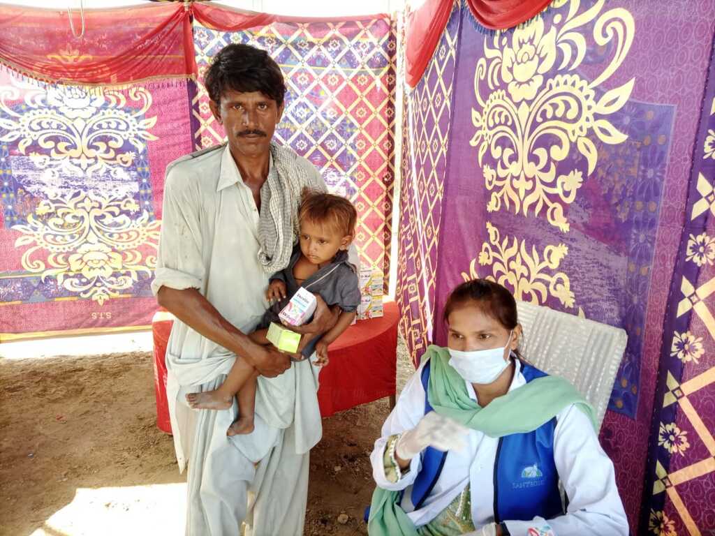 Inundaciones en Pakistán: En Sanghar, en una zona que ha quedado aislada por las aguas, el «Medical Camp» de Sant'Egidio ofrece visitas médicas y medicamentos a quienes lo han perdido todo 